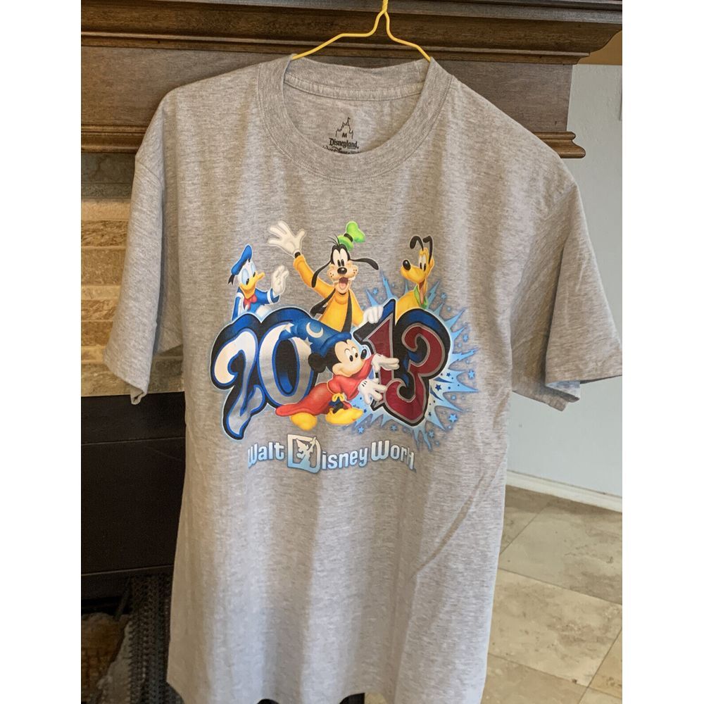 Disney Land Resort 2013 Walt Disney‎ World TShirt Medium by Hanes